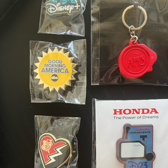 D23 pins: Abbott Elementary, The Bear, American Horror Story keychain - Picture 4 of 8